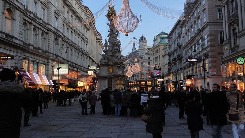 DSC01108 01.JPG - Graben a Szentháromság szoborral. Az  1669-es nagy pestisjárvány tiszteletére építették.